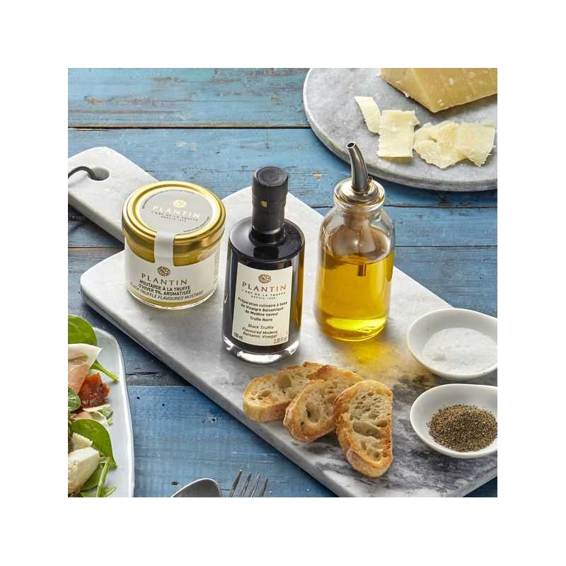 Kulinarische Spezialität auf der Basis von Balsamico-Essig aus Modena mit schwarzem Trüffelgeschmack